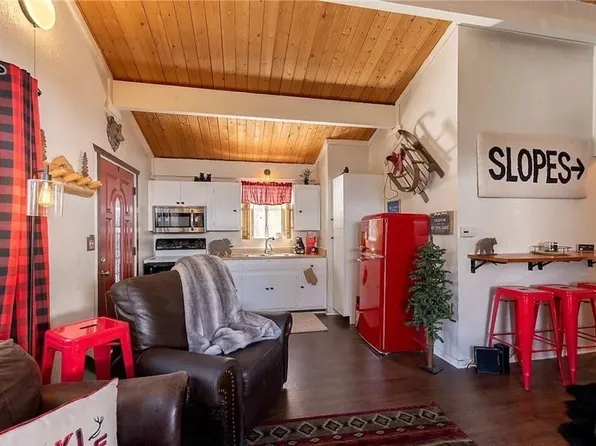 742 Cedar Ln, Sugarloaf, CA 92386
