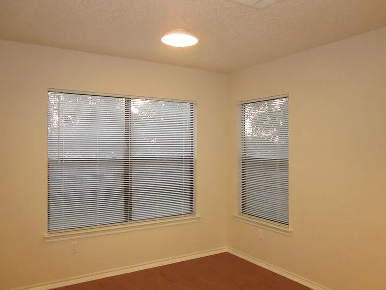 1102 Comfort St — Photo 5