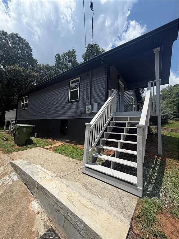 3 bed, 960 sqft, $1,900 — Photo 2