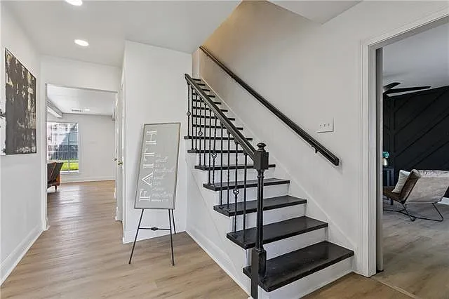 5 bed, 2.5 bath, 2878 sqft, $2,500 — Photo 2