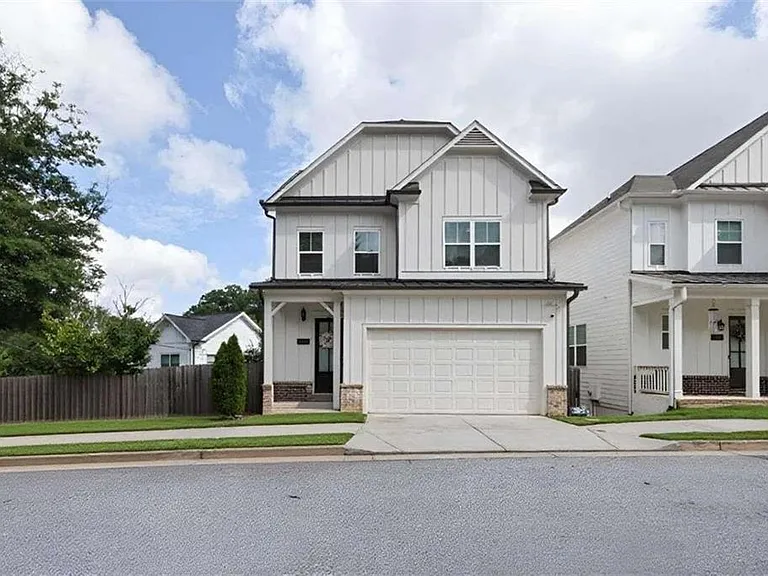 1860 Commons Pl NW — Photo 2