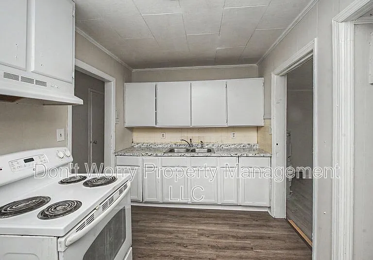 1216 Lolly Ln — Photo 2