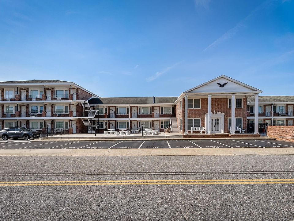 1st image of 402 E Saint Paul Ave #101