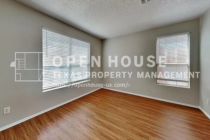 4 bed, 2.5 bath, 2854 sqft, $2,800 — Photo 3