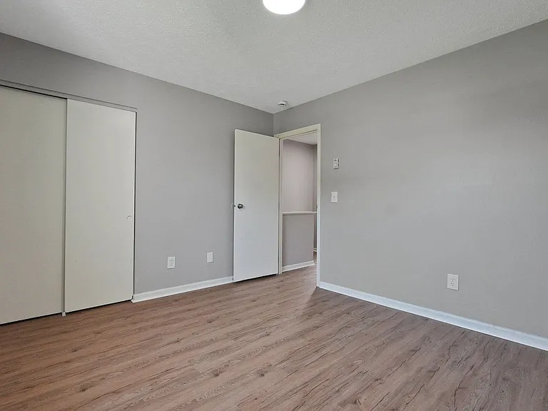2203 Clarendon Ln — Photo 10