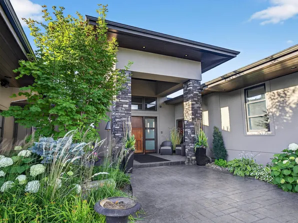 13758 Valleyview Dr NW, Edmonton, AB T5R 5T8