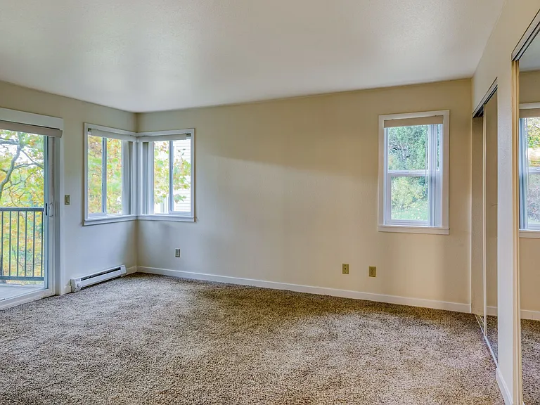 Sunset Summit Apartments — Photo 44