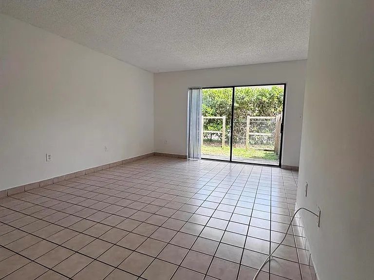 417 Palm Cir E #417 — Photo 7