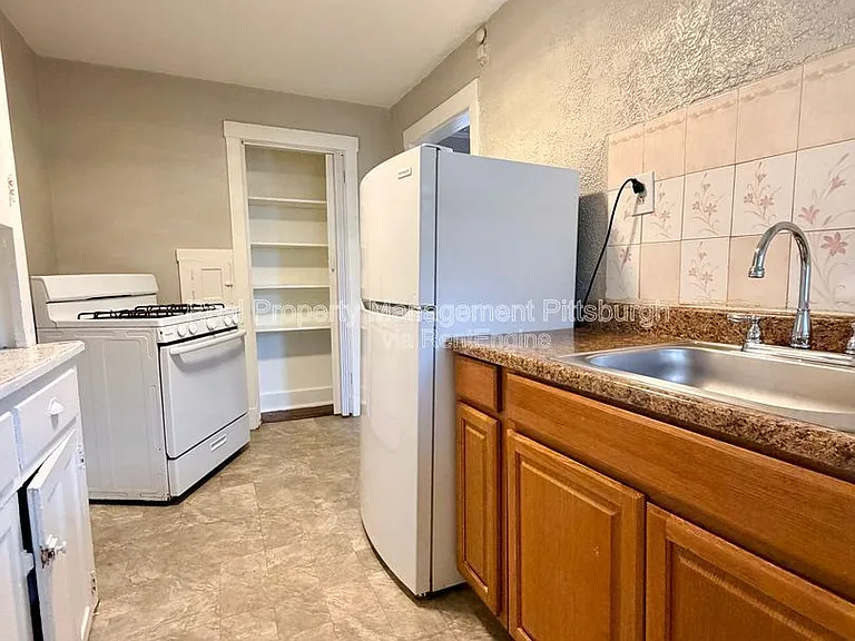 2351 Brownsville Rd — Photo 7