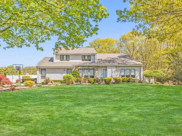 17 Riesling Court, Commack, NY 11725