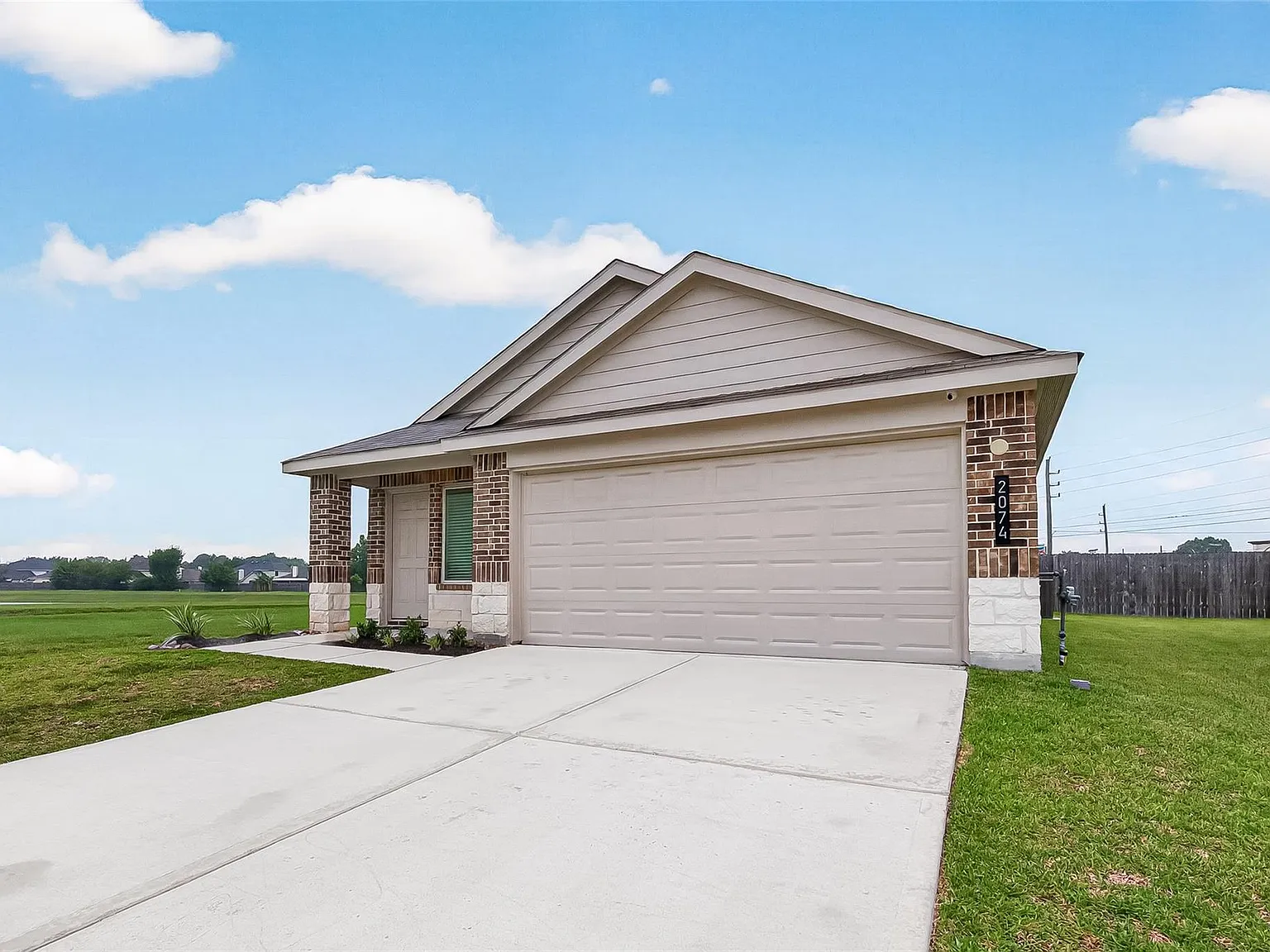 3 bed, 2.0 bath, 1556 sqft, $2,095 — Photo 4