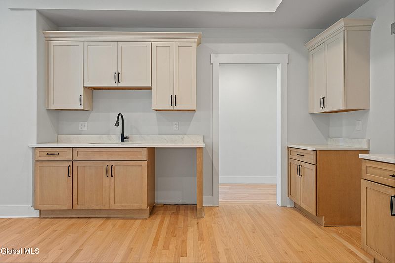 5th image of 182 Excelsior Avenue #2