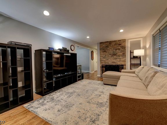 5th image of 37 White Meadow Rd