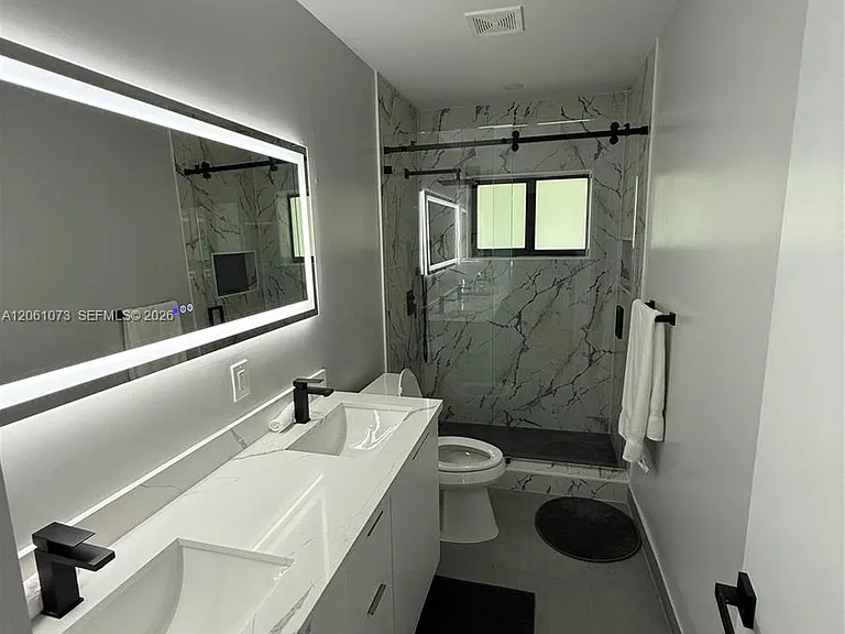 1050 NE 9th Ave #4 — Photo 7
