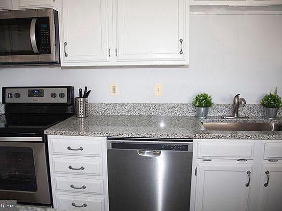 4th image of 907J Woodbridge Ct #907J