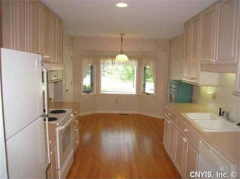 5th image of 353 Summerhaven Dr N