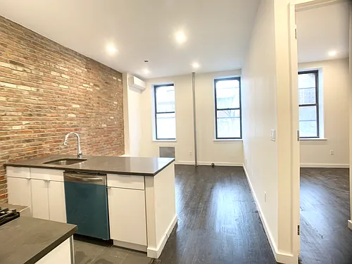 211 Henry St #3B Photo 1