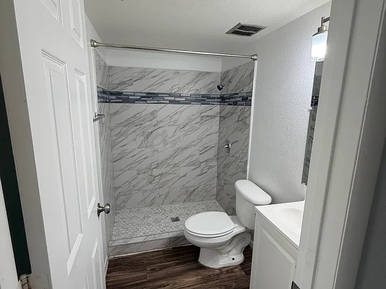 The Addison Apartment — Photo 13