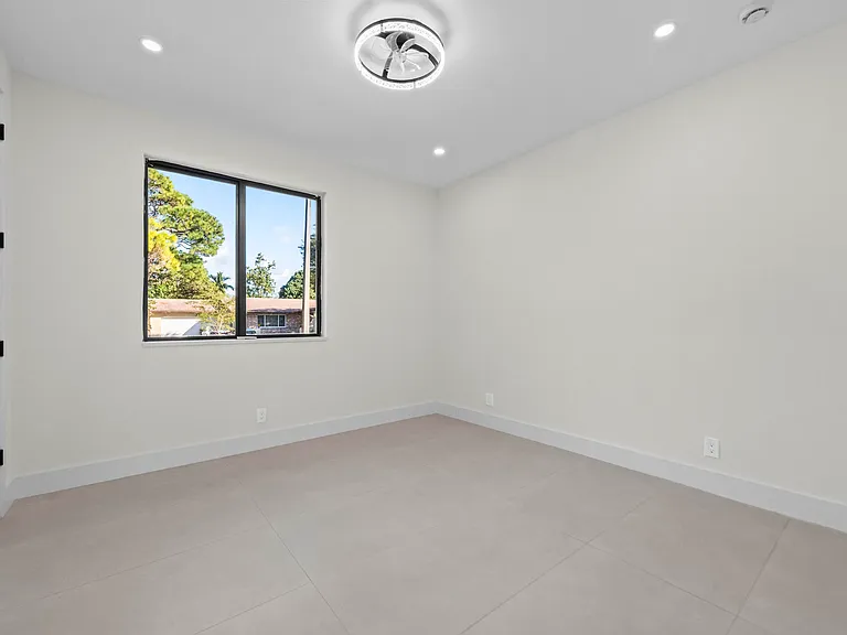 621 NW 42nd Ave — Photo 17