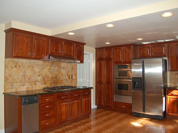 5th image of 2122 Glastonbury Rd