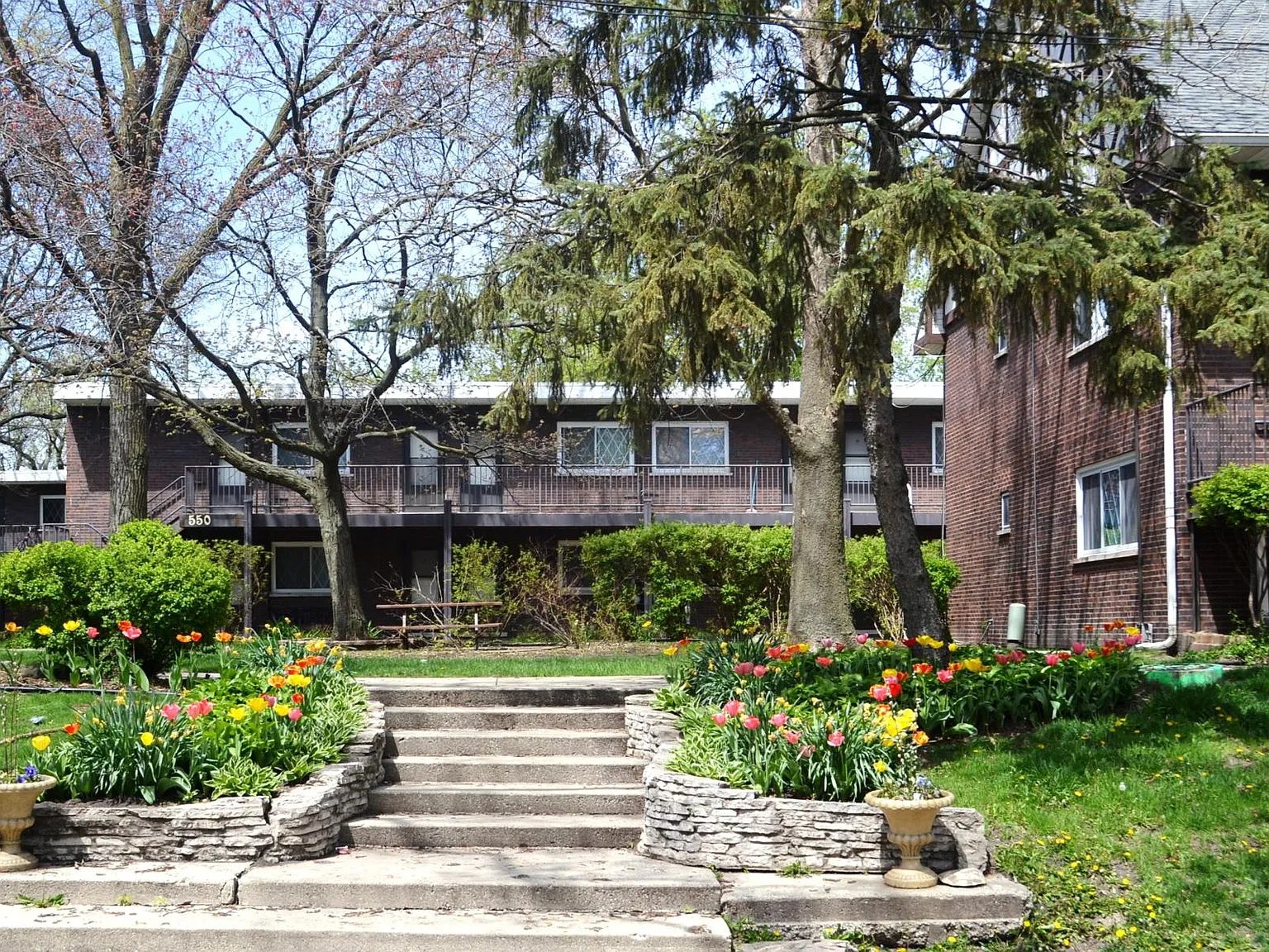 Des Plaines Apartments — Photo 1