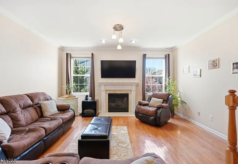 424 Hartford Dr — Photo 1