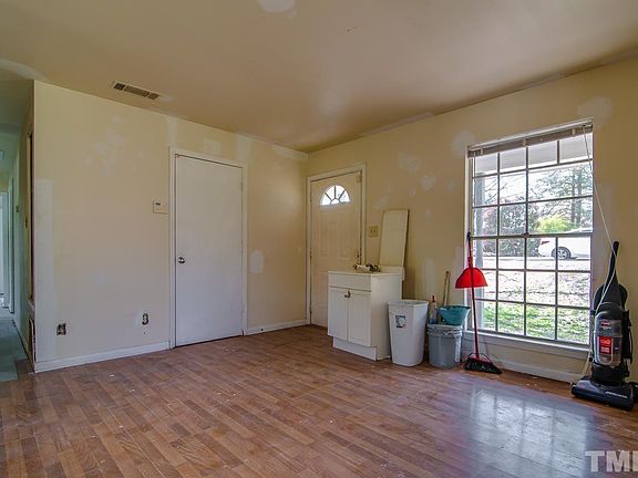 5th image of 3033 Wedgedale Dr