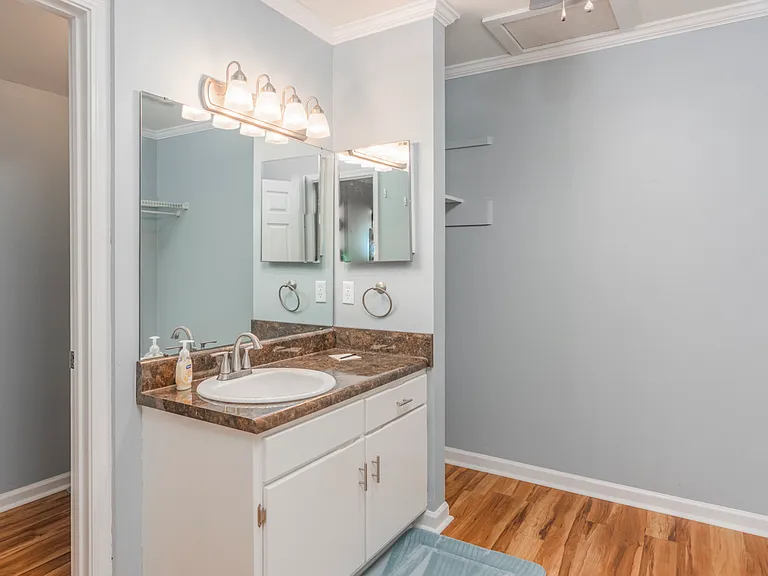 510 E Gillespie St #B8 — Photo 13