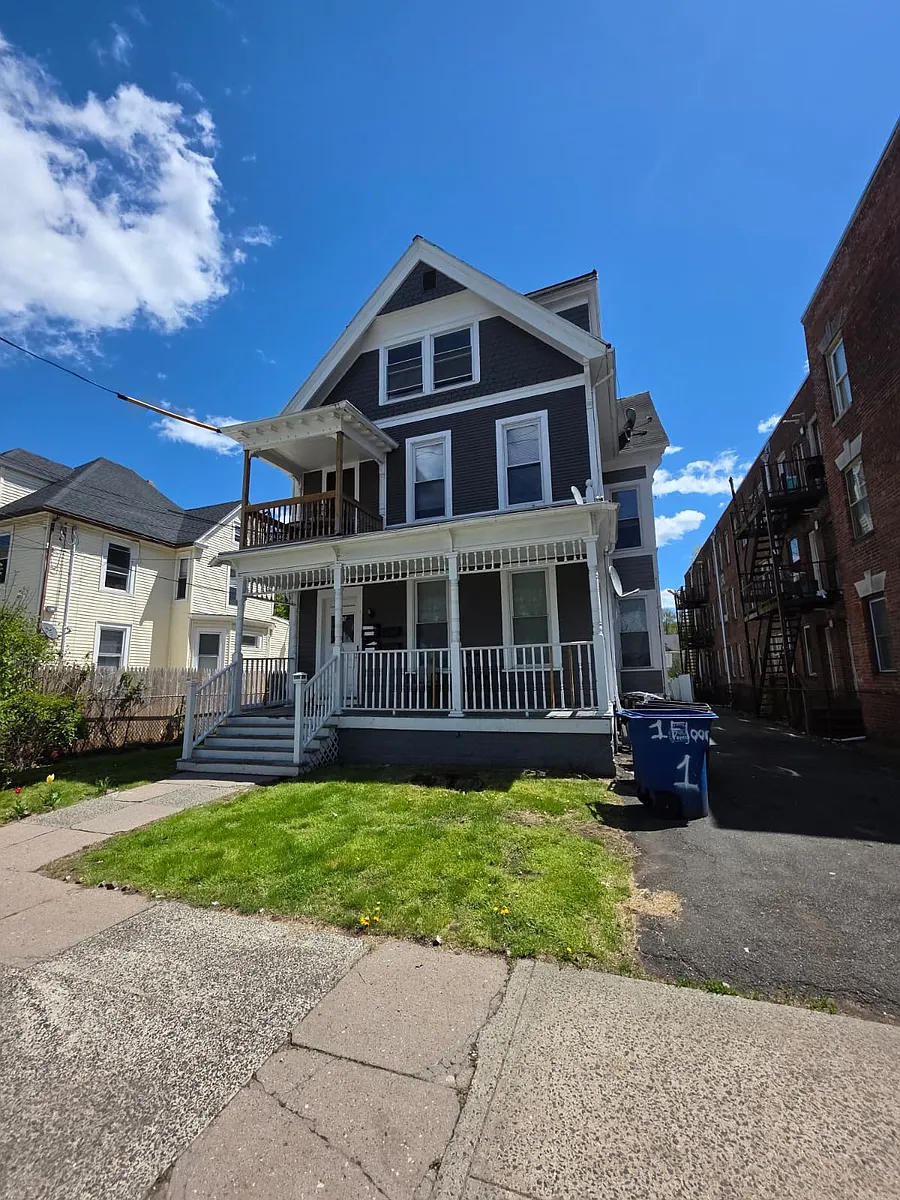 Photo 2 of 13 - 299 Norton St #3A - New Haven, CT Building Photo - 299 Norton St #3A