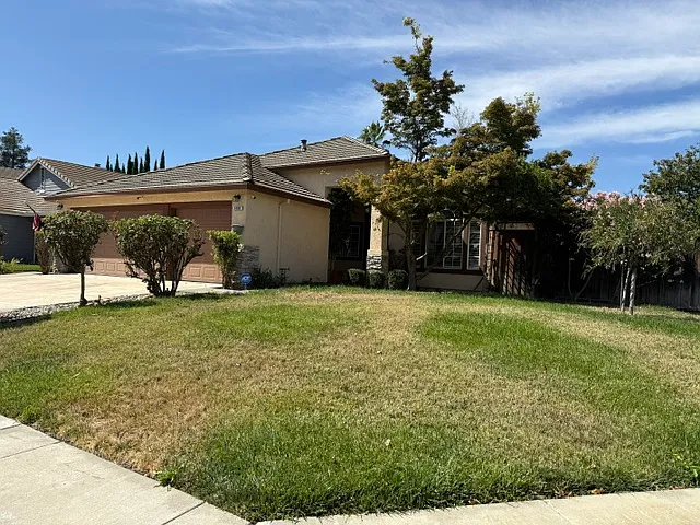 4 bed, 1834 sqft, $2,995 — Photo 1