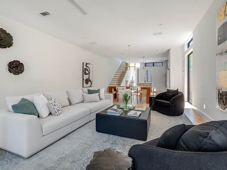 2322 Kirby St — Photo 8