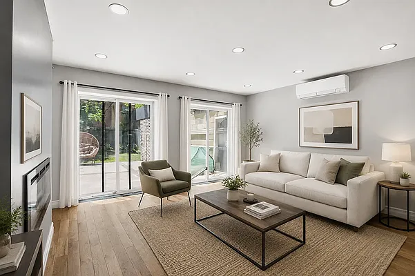 Living room, photo 2