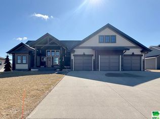 755 Colonial St, Sioux Center, IA 51250