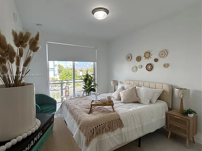 1010 SW 69th Ave #104 — Photo 3