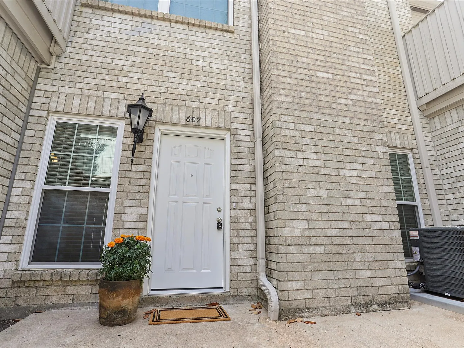 2 bed, 2.5 bath, 1428 sqft, $1,600 — Photo 3