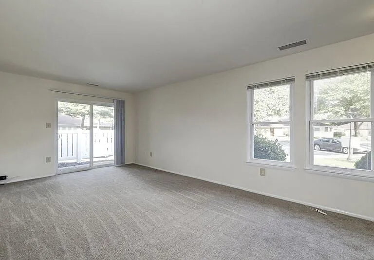 Crossland Apartments — Photo 15