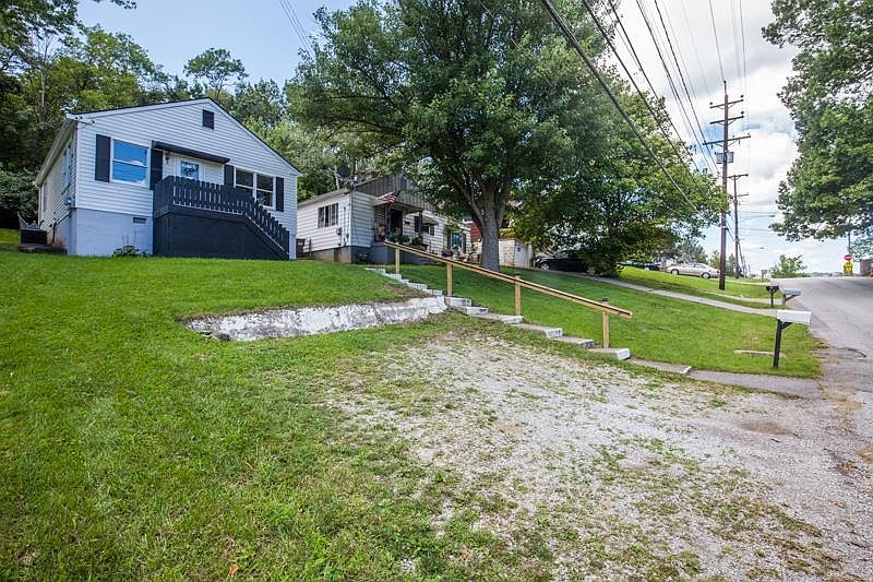 2nd image of 513 Grand Ave