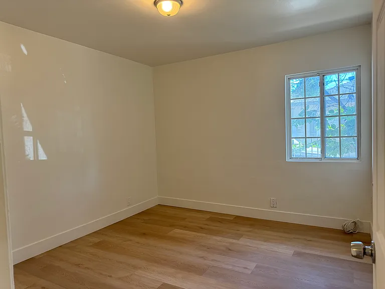 2101 S Sycamore St — Photo 17