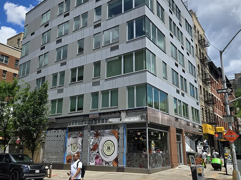 503 W 46th St #14 — Photo 11