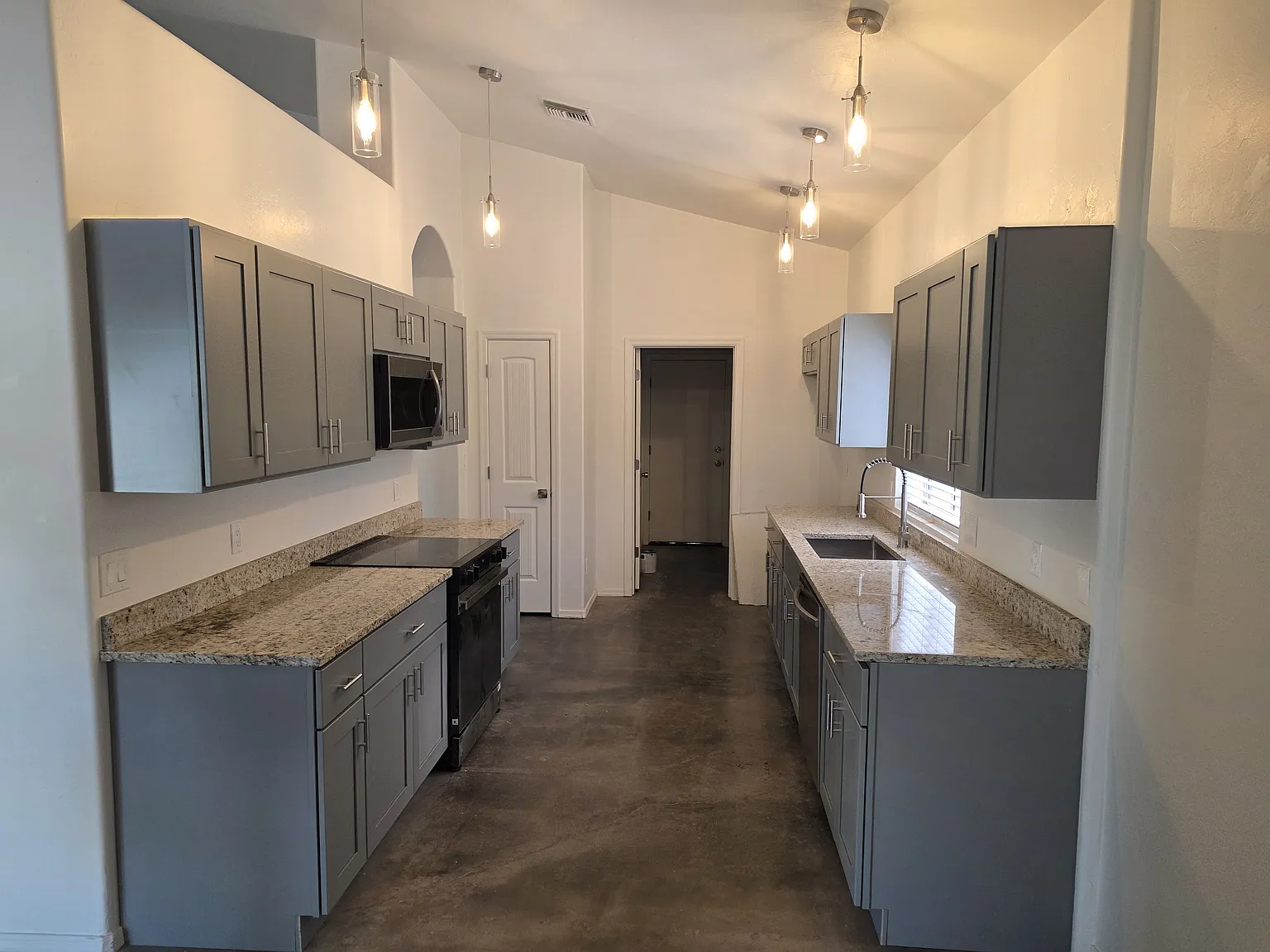 3 bed, 1369 sqft, $2,100 — Photo 2