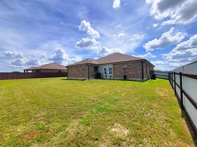 2502 Meadow Lark Dr — Photo 6