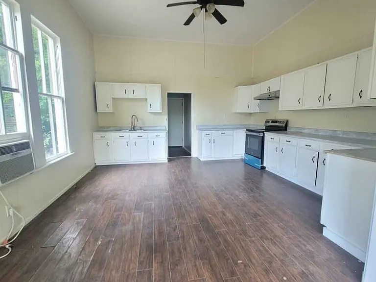 1005 E Fannin St — Photo 4