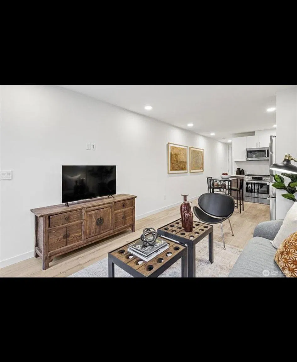 1429 E Howell St — Photo 3