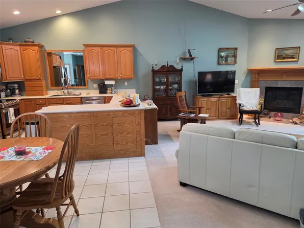 8125 Rocklyn Dr, Urbandale, IA 50322