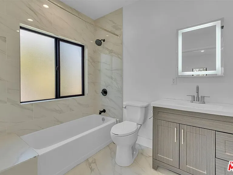 14121 Califa St — Photo 40