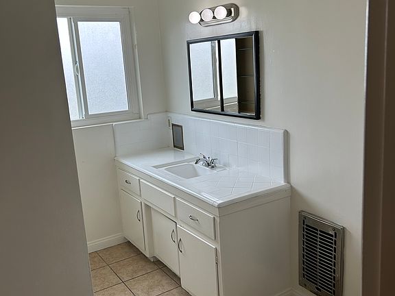 3rd image of 748 N Inglewood Ave APT 6