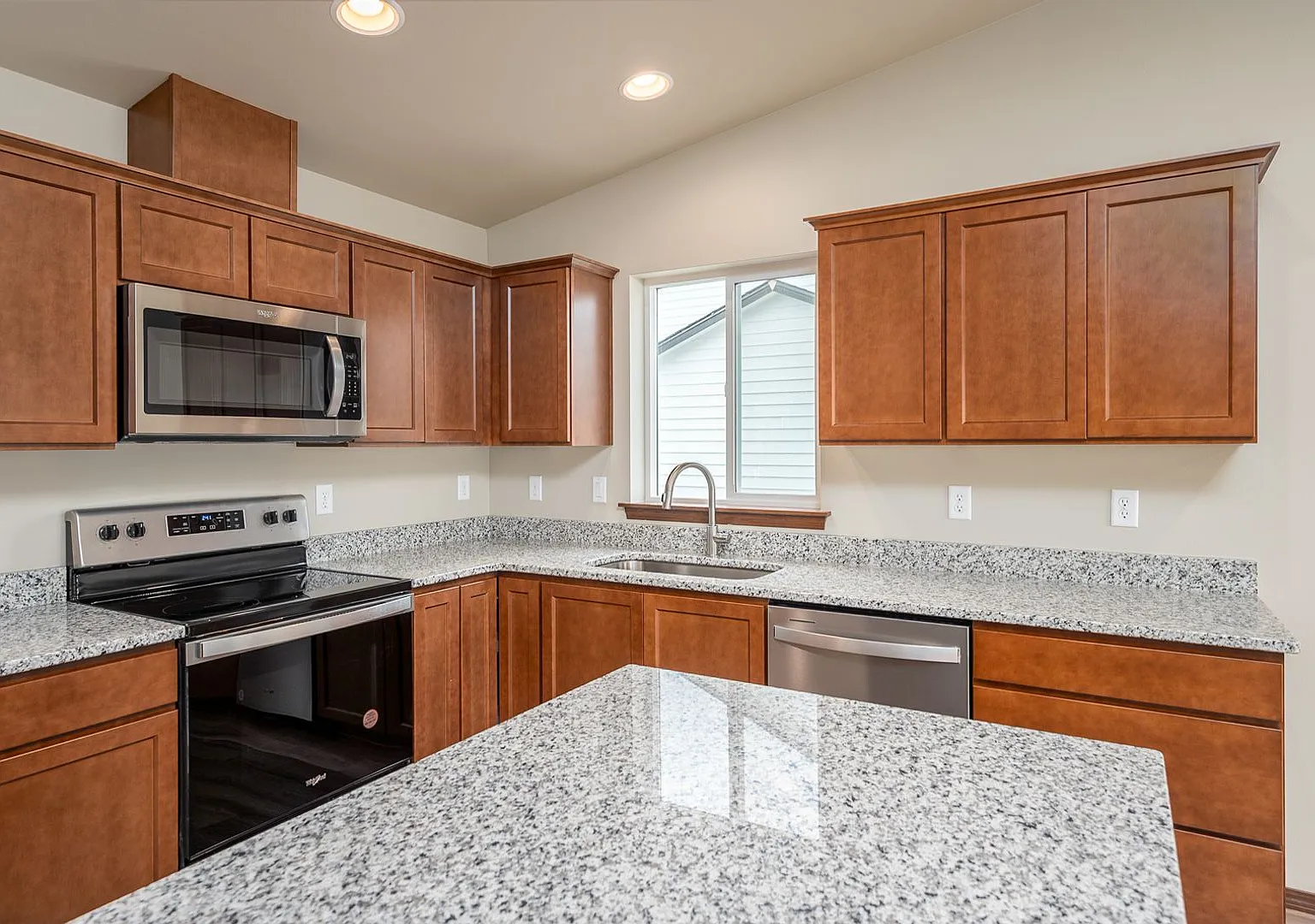 3 bed, 2 bath - newer construction with fenced yard! Weekly landscaping included. — Photo 1