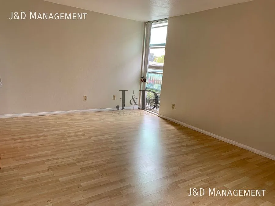 Spacious 3-Bedroom / 2-Bath Apartment In Clairemont — Photo 4