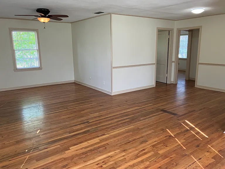 302 E South St — Photo 3