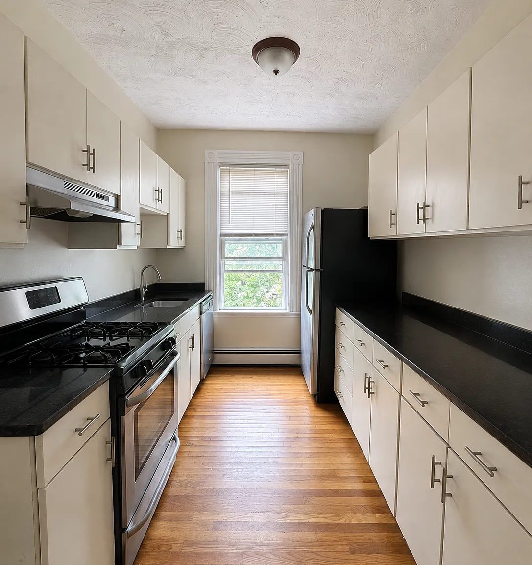 4 bed, $4,200 — Photo 1